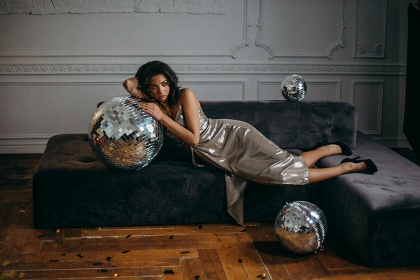 Descubre las prendas esenciales de tu guardarropa que se mantienen siempre en tendencia